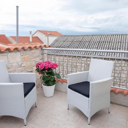 Guesthouse Nina Kaštel Novi Exteriör bild