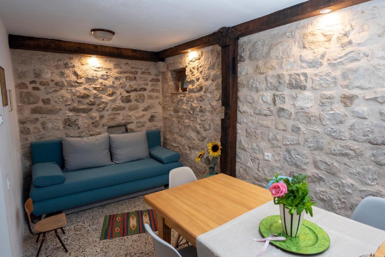 Guesthouse Nina Kaštel Novi Exteriör bild