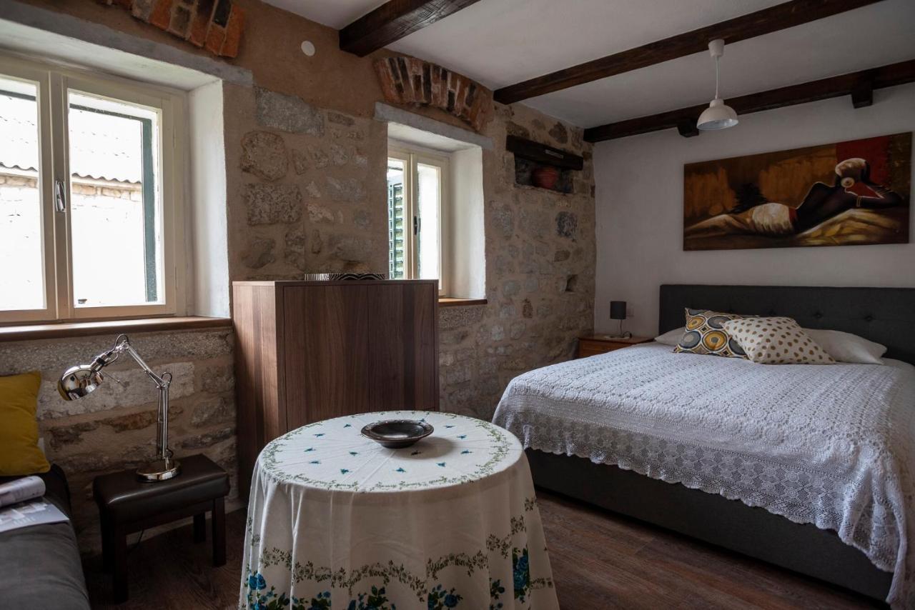 Guesthouse Nina Kaštel Novi Exteriör bild