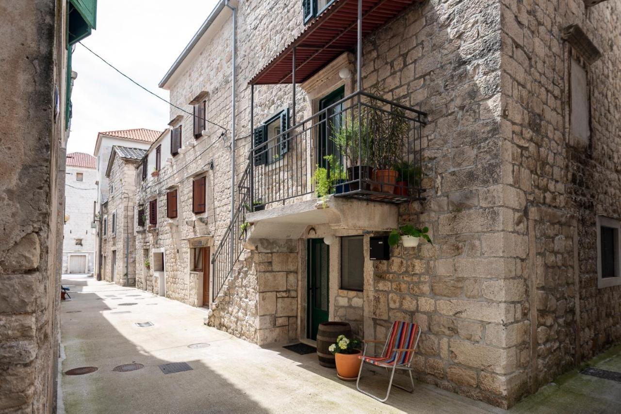 Guesthouse Nina Kaštel Novi Exteriör bild