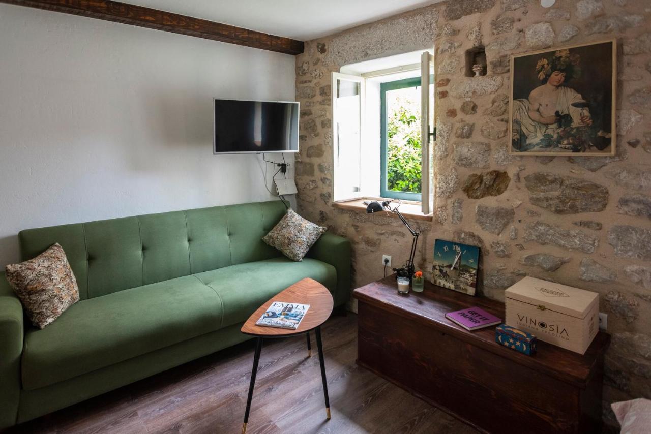 Guesthouse Nina Kaštel Novi Exteriör bild