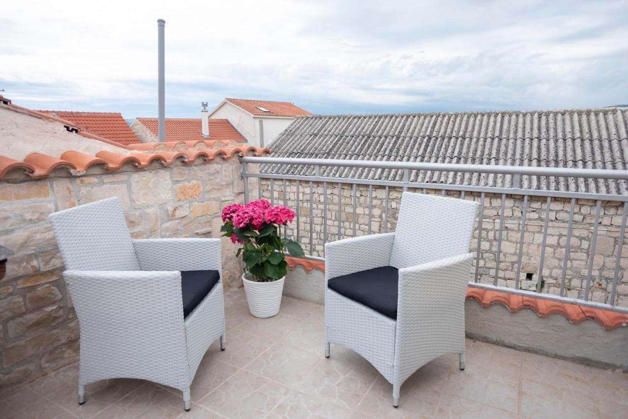 Guesthouse Nina Kaštel Novi Exteriör bild