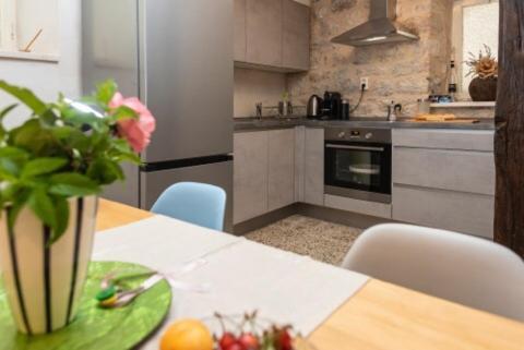 Guesthouse Nina Kaštel Novi Exteriör bild
