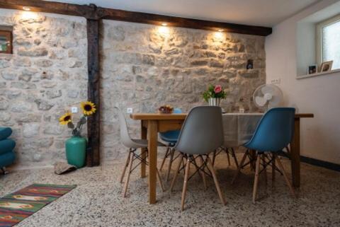 Guesthouse Nina Kaštel Novi Exteriör bild