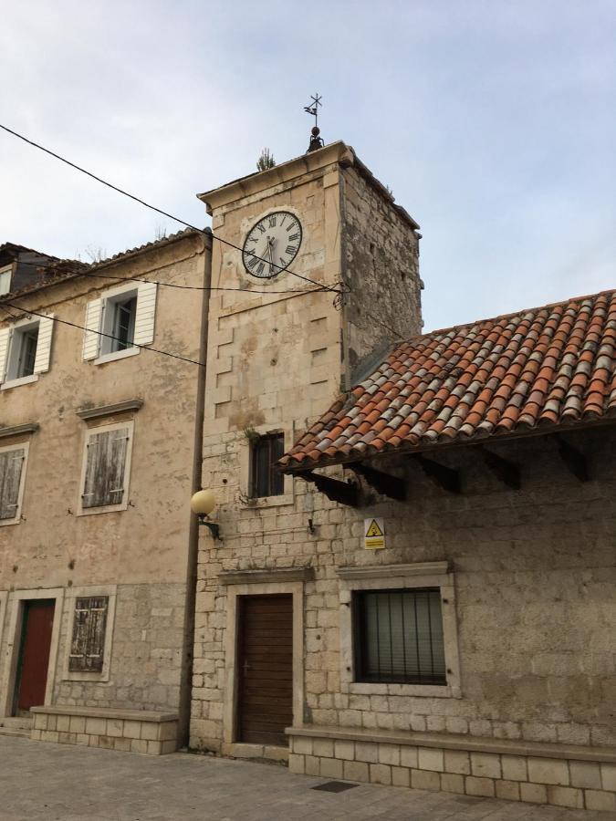 Guesthouse Nina Kaštel Novi Exteriör bild
