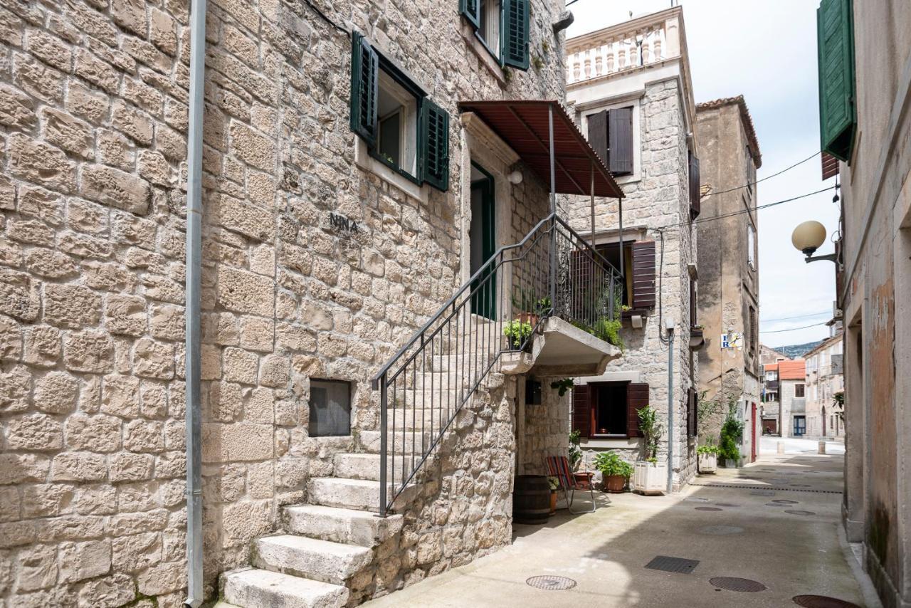 Guesthouse Nina Kaštel Novi Exteriör bild